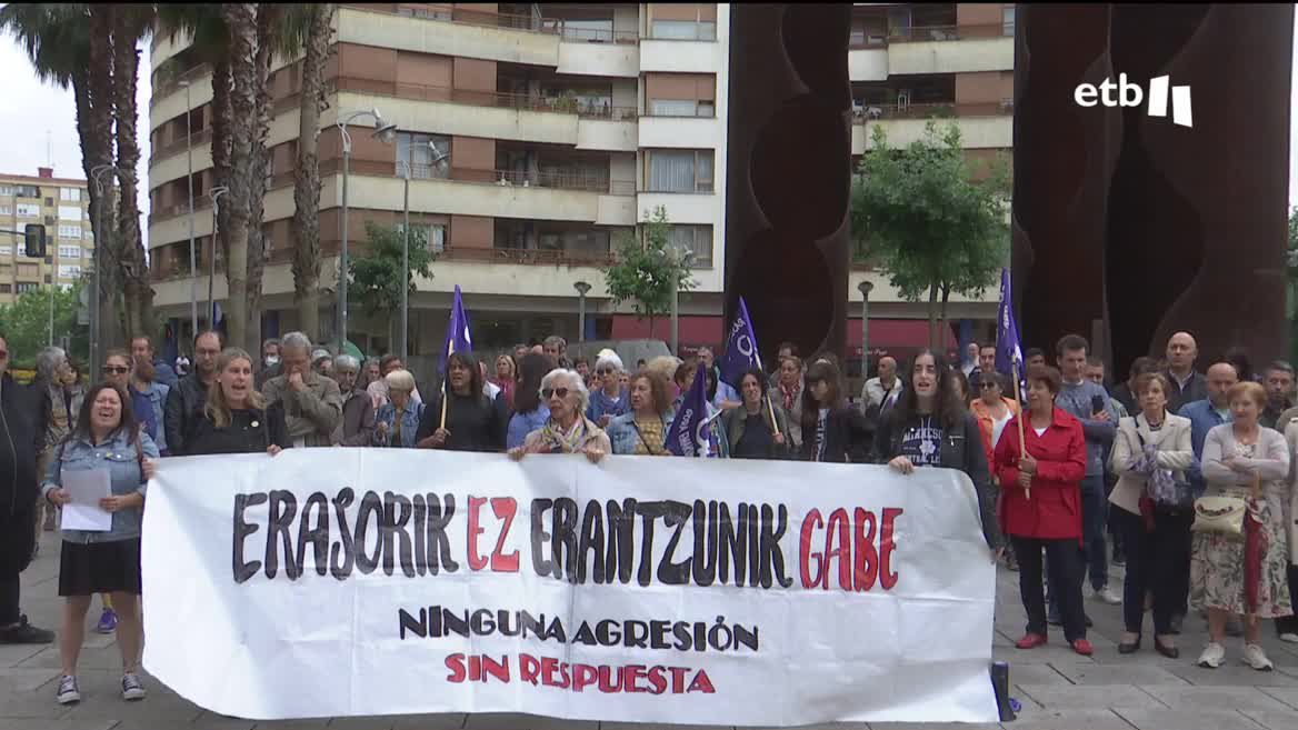 Convocadas por el movimiento feminista, y con el apoyo del Ayuntamiento, las personas concentradas en Barakaldo han subrayado que no tolerarán ningún tipo de agresión machista en el municipio. La expareja de la víctima continúa detenida acusada de asestarle 20 puñaladas; la mujer continúa grave.