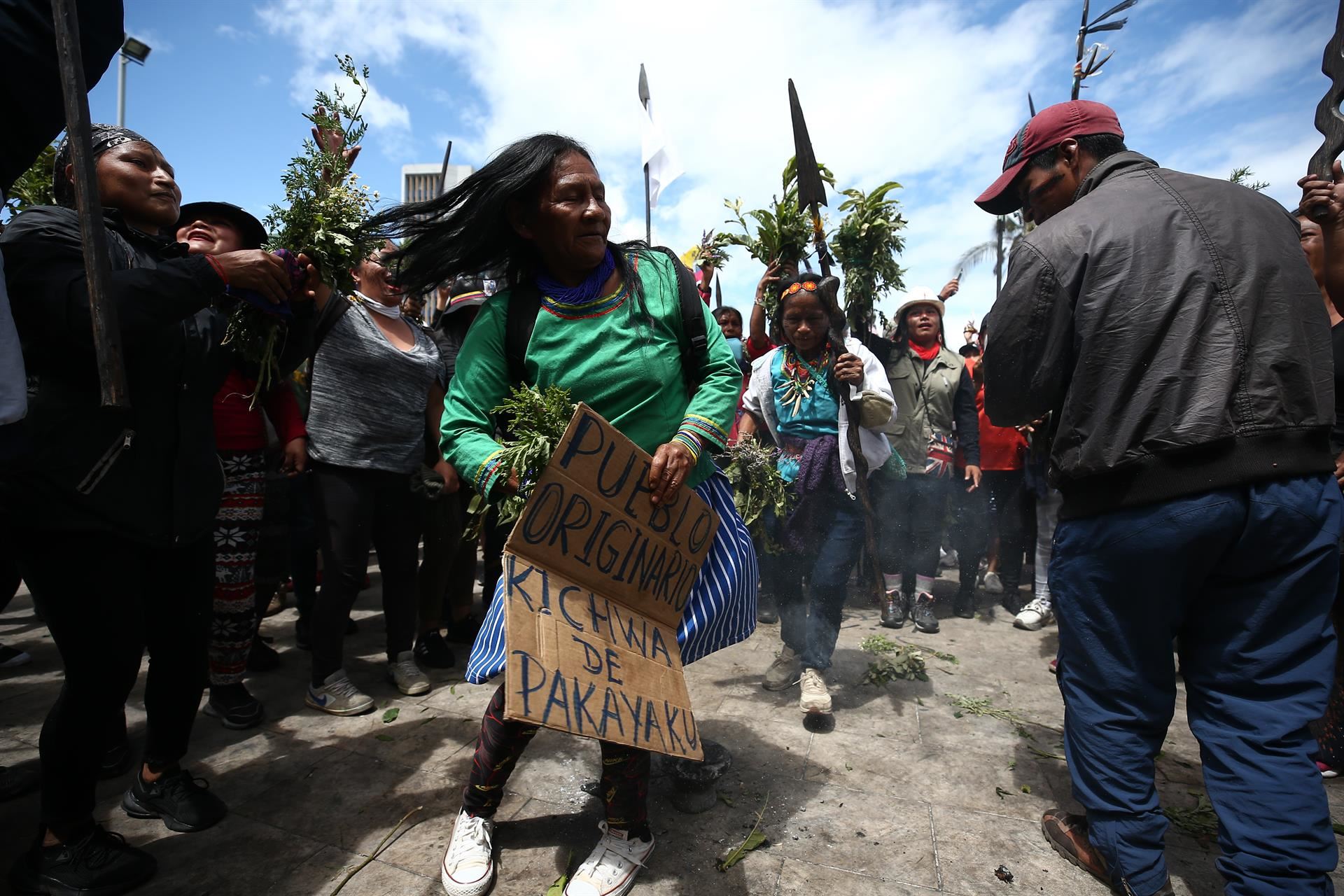 Manifestantes contra Lasso en Quito. Foto: EFE