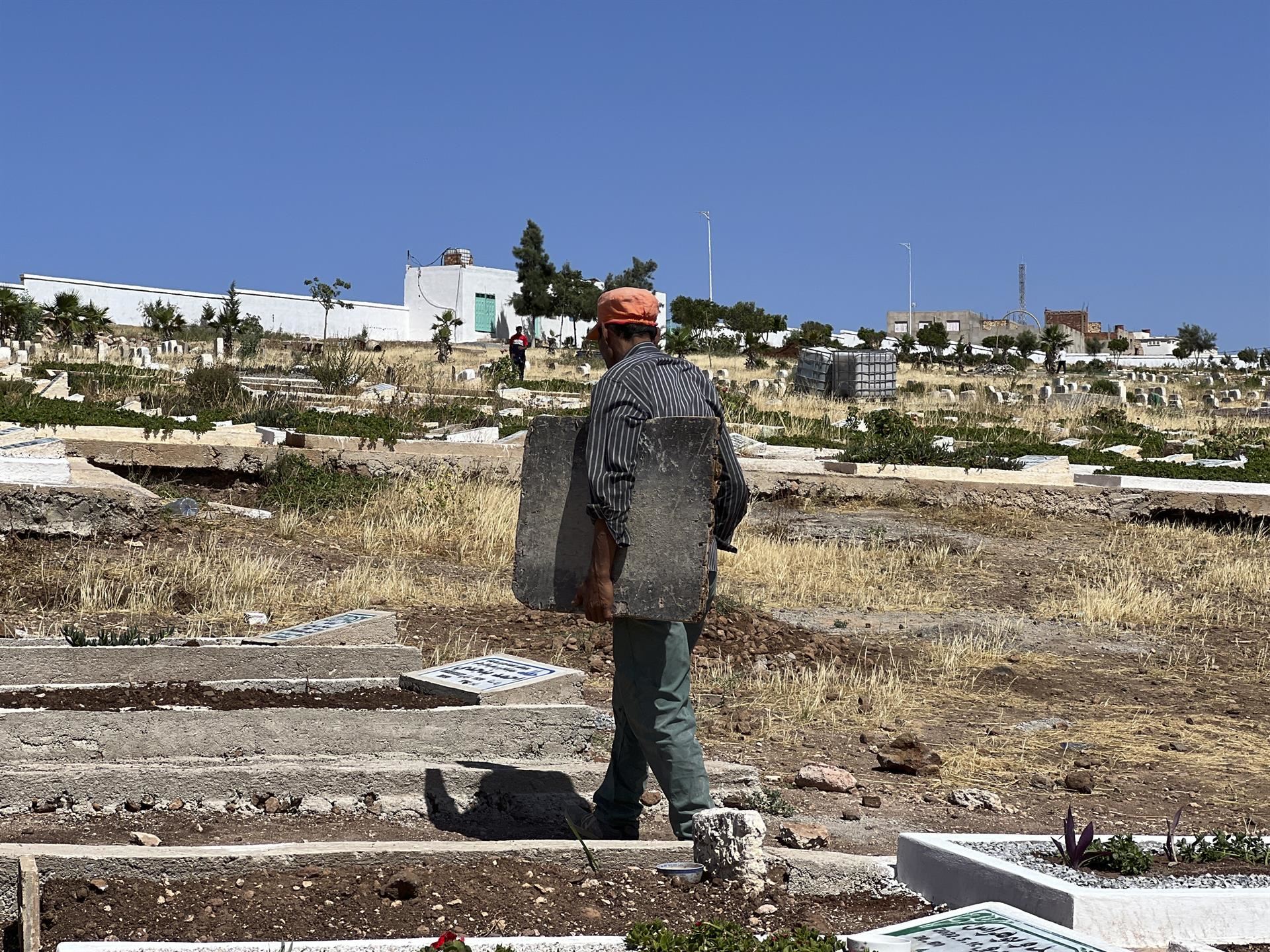 Operarios del cementerio de Sidi Salem, en Nador, preparan varias fosas. Foto: EFE