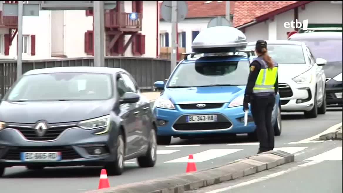 Madrilen izango den bileratik 500 metrora, gurean ere agerikoa da segurtasun neurrien areagotzea. Kontrolak egiten ari dira mugan, Eirene operazioaren baitan, bai jendarmeak eta baita Espainiako Polizia Nazionala ere. Hiru puntutan daude: Biriatun, Behobian eta Santiagoko zubian.