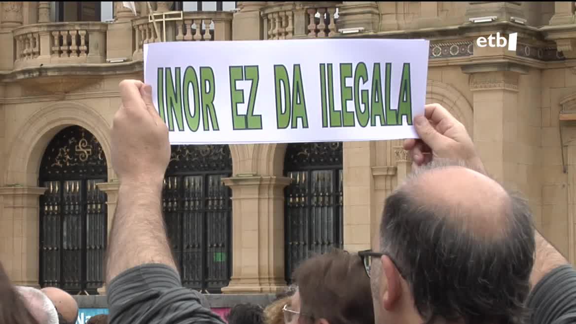 23 migratzaile hil dira Marokoren arabera; 37, gutxienez, Gobernuz Kanpoko Erakundeek diotenez. Pedro Sanchez Espainiako presidenteak larunbatean adierazi zuen Marokoko jendarmeriak lan ona egin zuela, eta "ondo konpondu" zutela. Hitz horiek kritika andana eragin dute, eta erreakzio soka luzea.