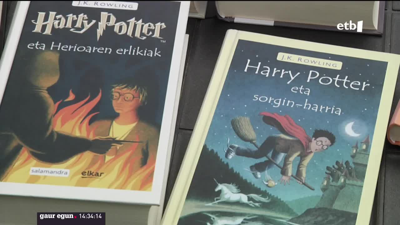 “Harry Potter eta sorgin harria” liburuaren jatorrizko bertsioak hasiera eman zion nazioarteko fenomeno bilakatu zen JK Rowling idazlearen saga magikoari. Zifrak horren adierazgarri: 500 milioi liburu salduta munduan, eta 88 hizkuntzatara itzulita. Euskal Herrian ere jarraitzaile ugari daude.