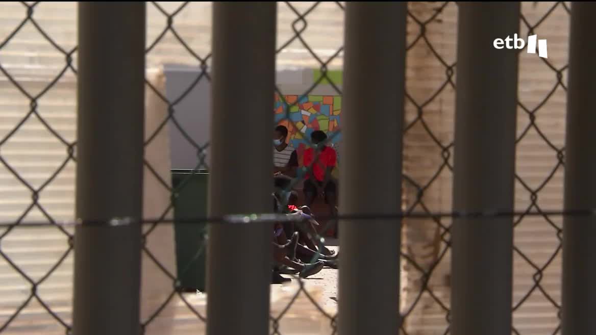 Durante el salto masivo de la valla de Melilla, 130 personas llegaron a la zona española. Han sido trasladados al centro de estancia temporal, donde han relatado lo vivido; allí han denunciado que han sido tratados como animales y que alrededor de 400 personas han sido devueltas en caliente.