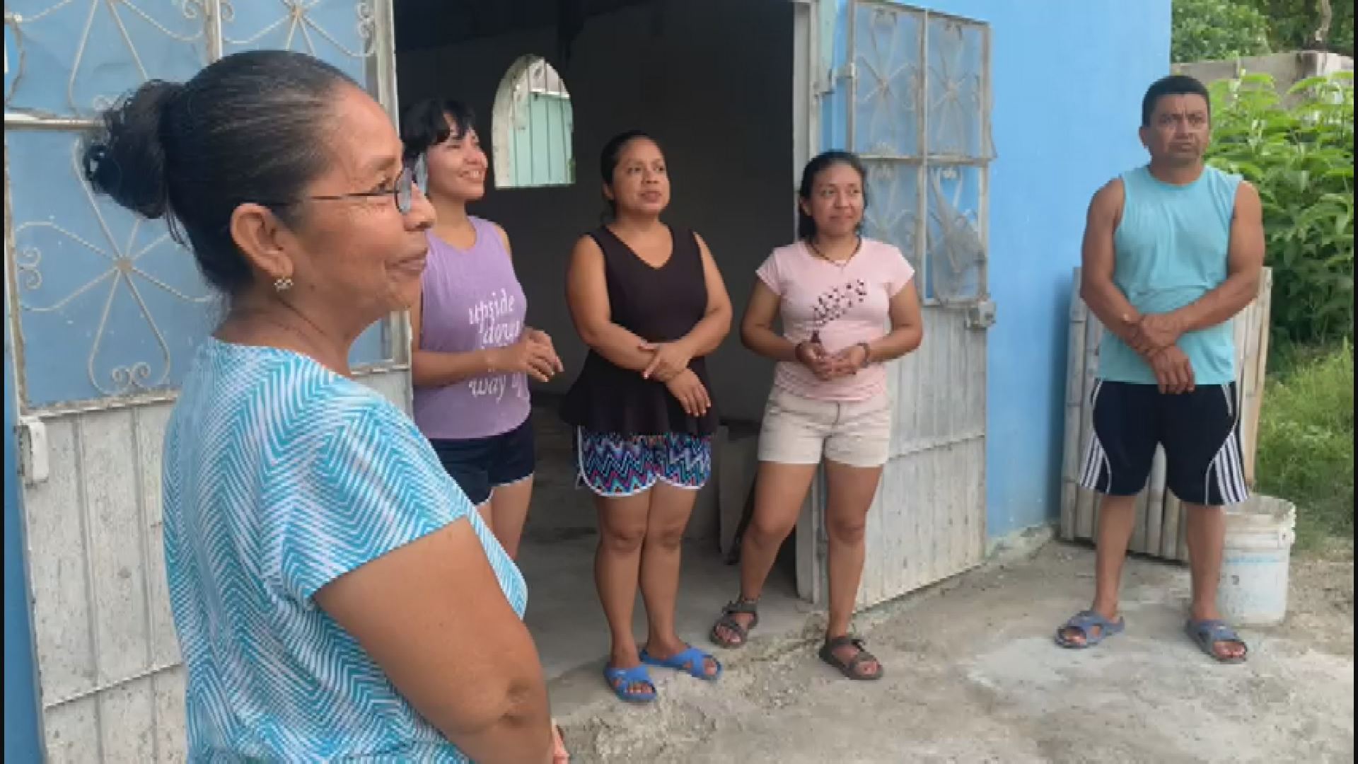 Amanda Quip y su familia. Imagen obtenida de un vídeo de EITB Media.