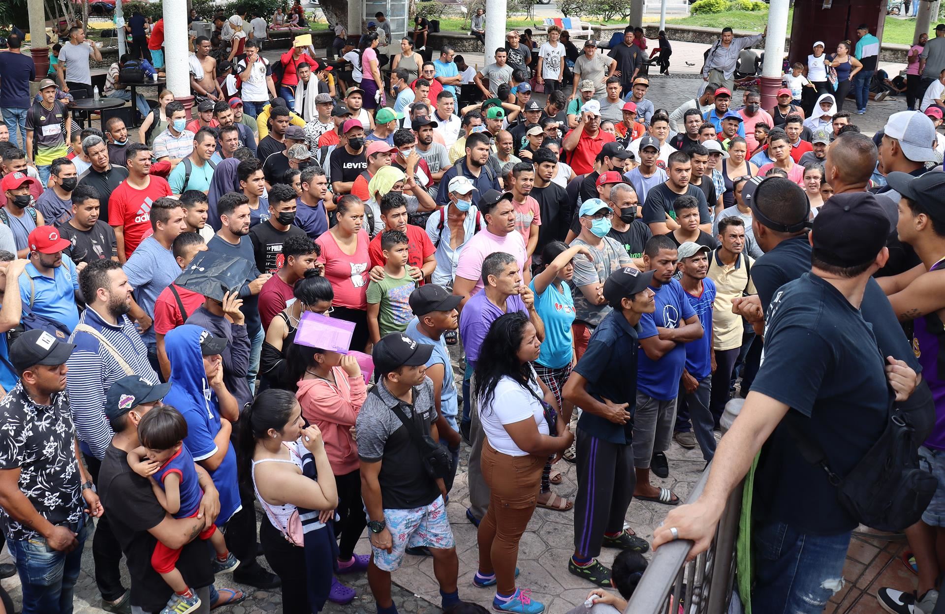 Migrantes se reunen para pedir seguridad en el tránsito. EFE