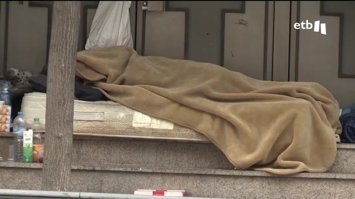 Persona viviendo en la calle. Imagen obtenida de un vídeo de EITB Media.