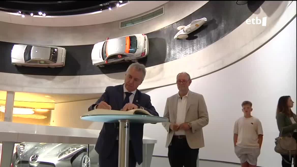 Urkullu Mercedesen museoan sinatzen. EITB Mediaren bideo batetik ateratako irudia.