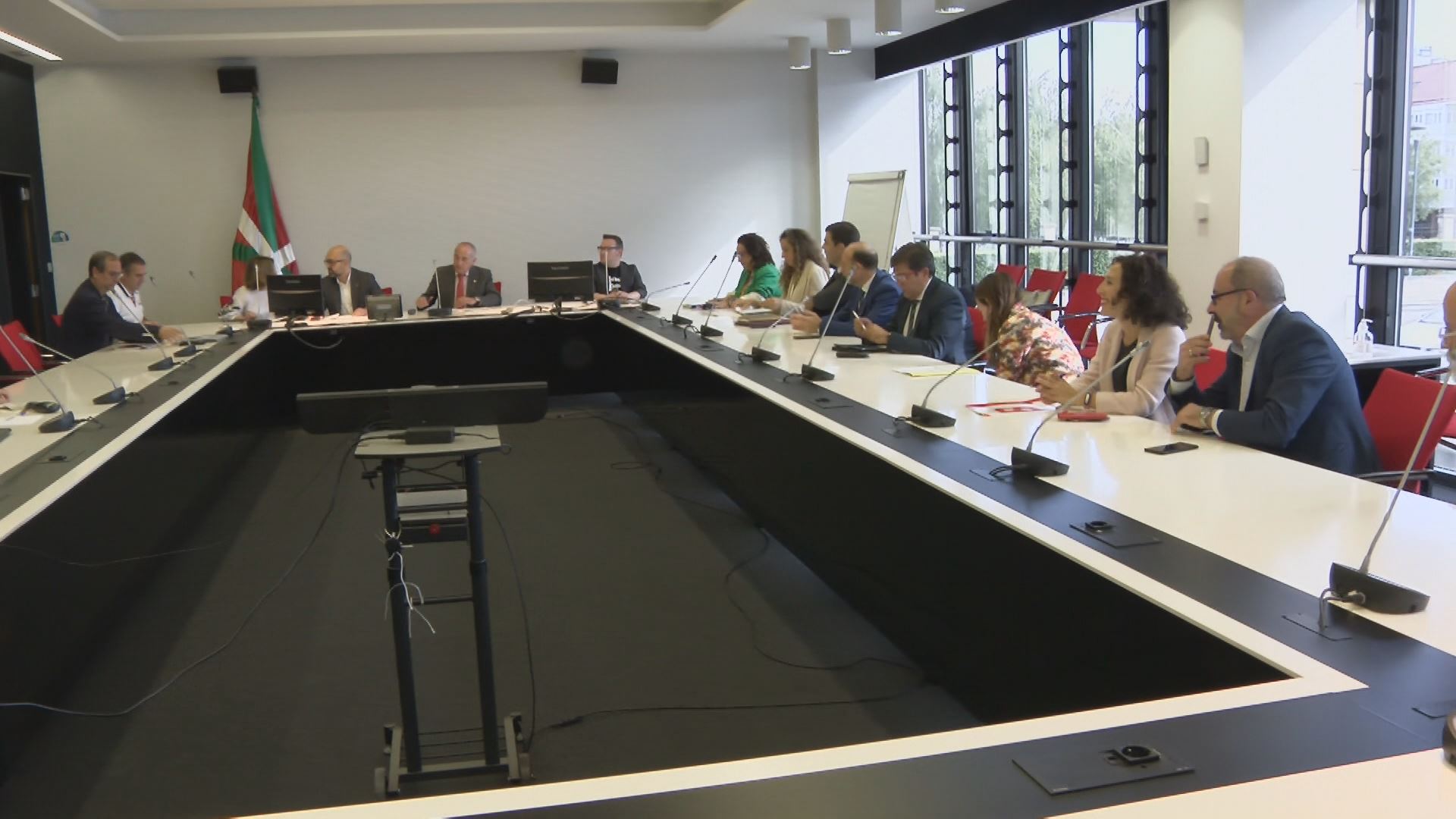 Euskadiko Garraio Agintaritzaren bilera. EiTB Mediaren bideo batetik ateratako irudia.
