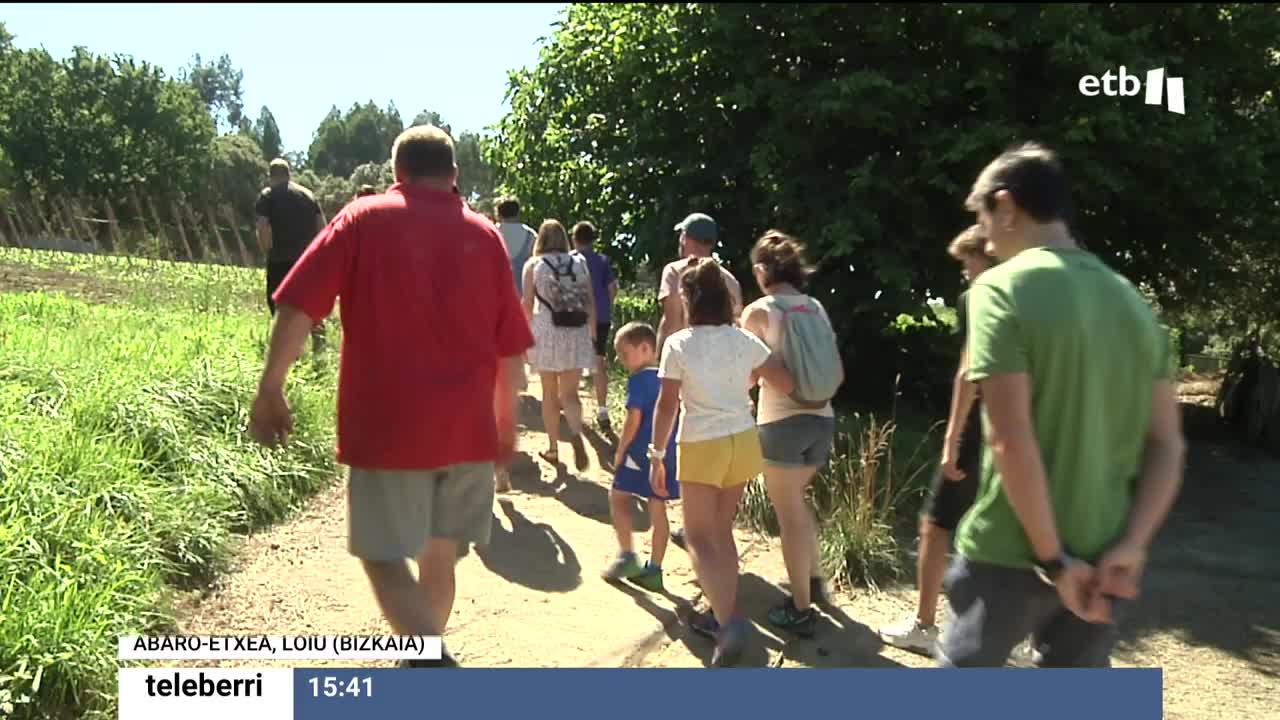 El sindicato ENBA ha organizado por séptima vez la iniciativa "Ongi Etorri Baserrira", y ETB ha visitado el caserío Abaro-Etxea en Loiu, donde, sobre todo, trabajan la apicultura.