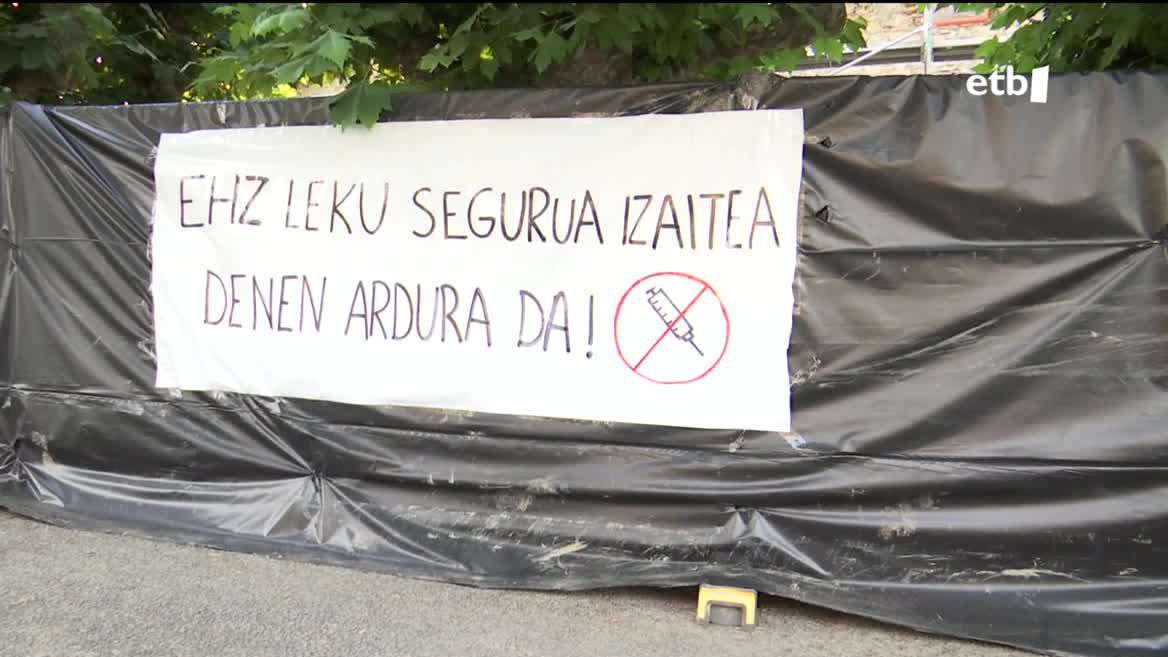 Sanferminetan, lau emakume artatu behar izan dituzte ziztadak jaso ondoren zorabioak izan dituztela-eta. Ipar Euskal Herrian, mota horretako erasoak ez dira berriak, eta hainbat kasu atzeman dituzte azken hilabeteotan. Baionako ospitalean kasuen gorakada berretsi dute.