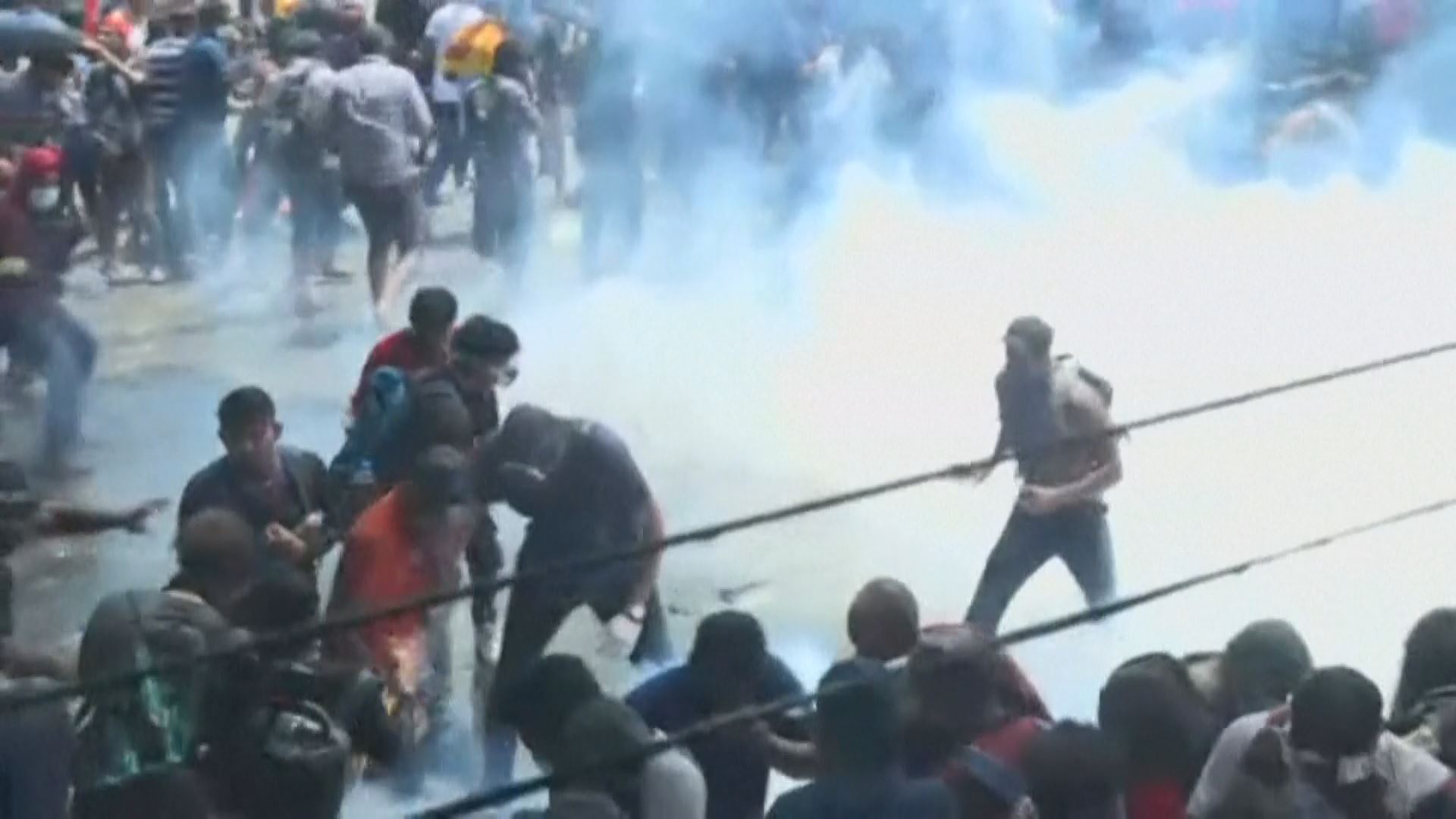 Protestak Kolonbon. Agentzietako bideo batetik ateratako irudia.