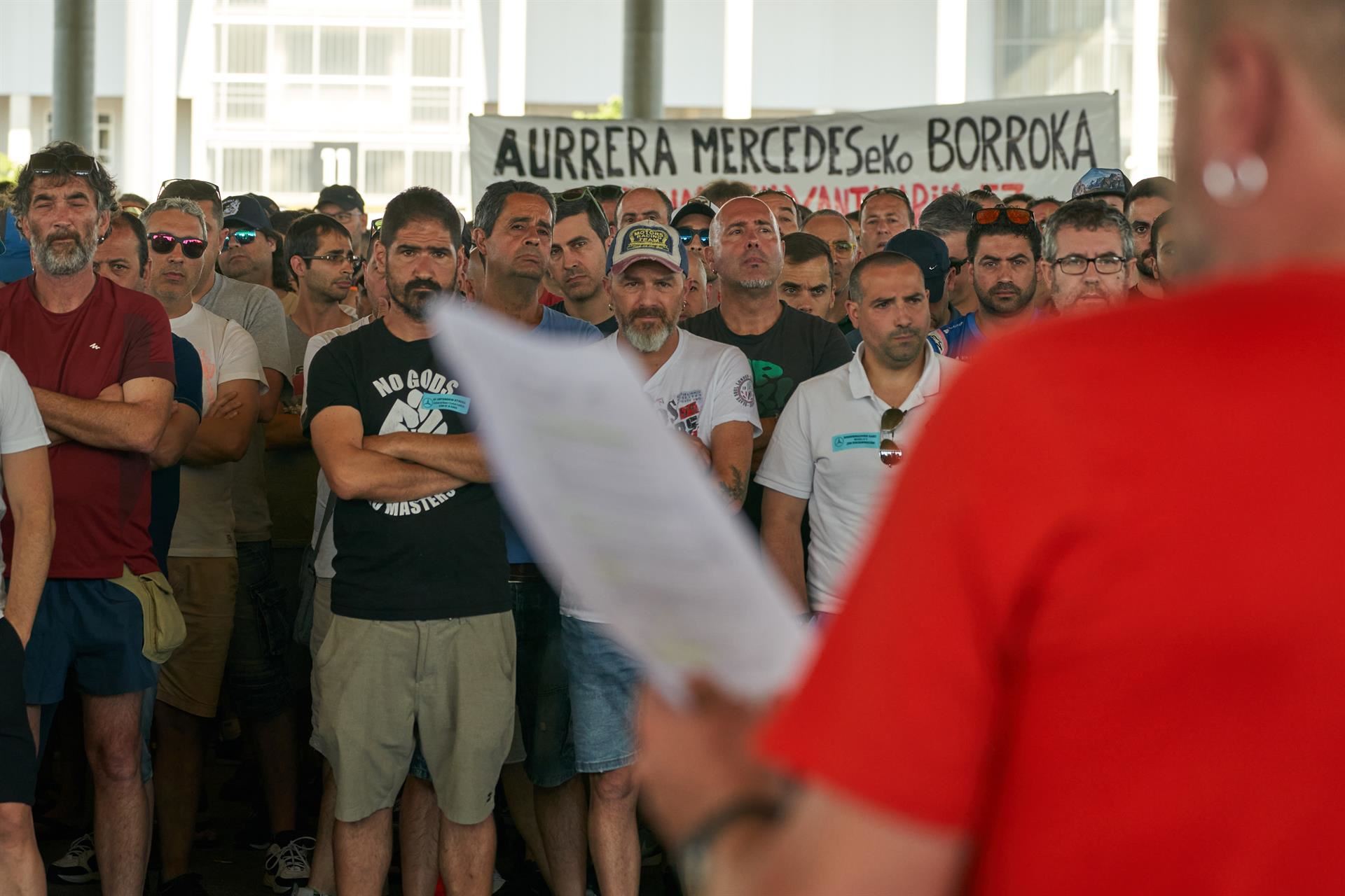 Un representante sindical explica el contenido del preacuerdo a la plantilla.