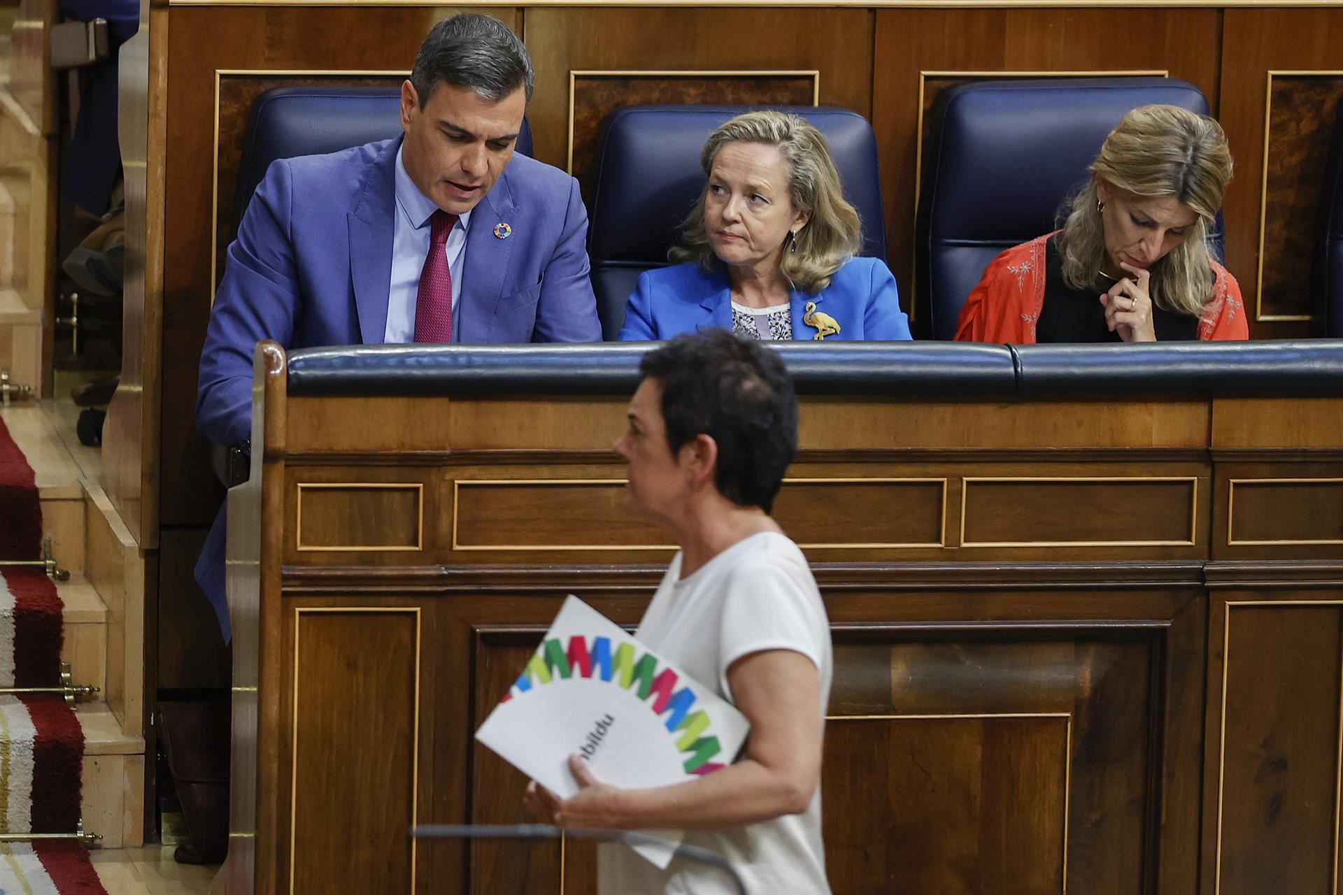 La portavoz de EH Bildu, Mertxe Aizpurua, pasa por delante de Pedro Sánchez