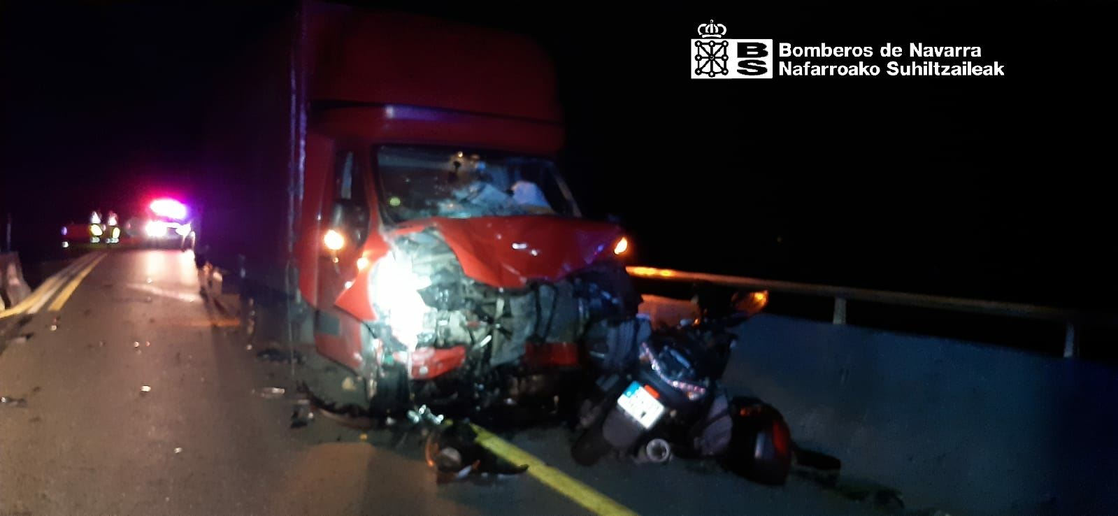 La motocicleta ha chocado contra un camión. Imagen: Bomberos de Navarra