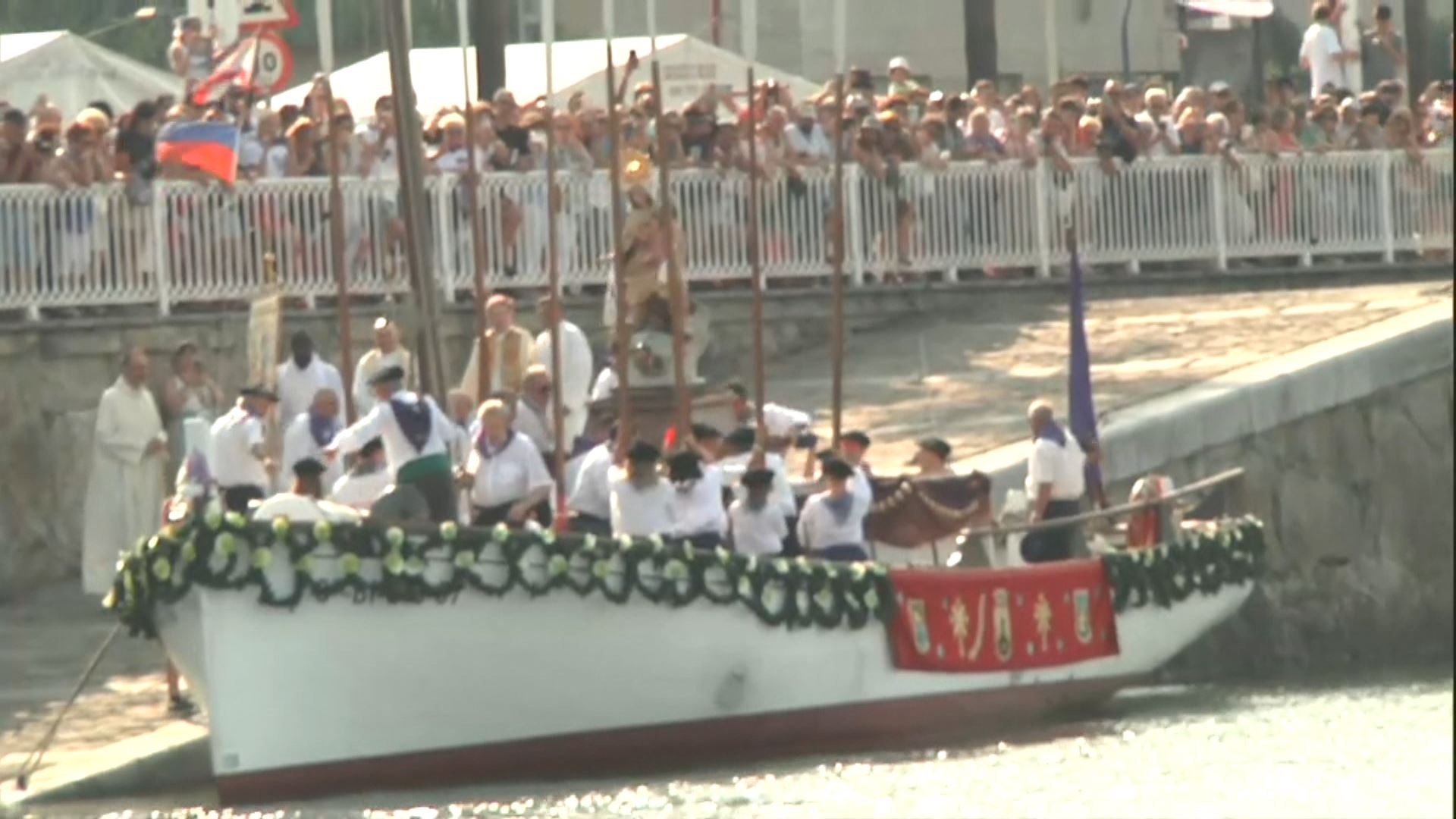 20220716215917_en-santurtzi-miles-de-personas-asisten-a-procesion-maritima-de-virgen-del-carmen_