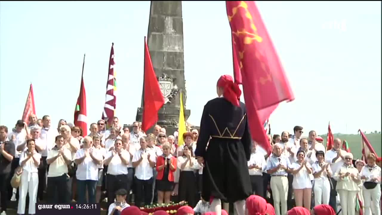 Nafar Erreinuaren ikur bilakatu den monolitoaren inguruan ekitaldia egin dute agintari eta herritarrek, Nafarroako Erresuma indarrez galdu zela 500 urte betetzen direnean. Erakundeetako ordezkaritza zabala izan da bertan, eta memoriaren garrantzia aldarrikatu dute.