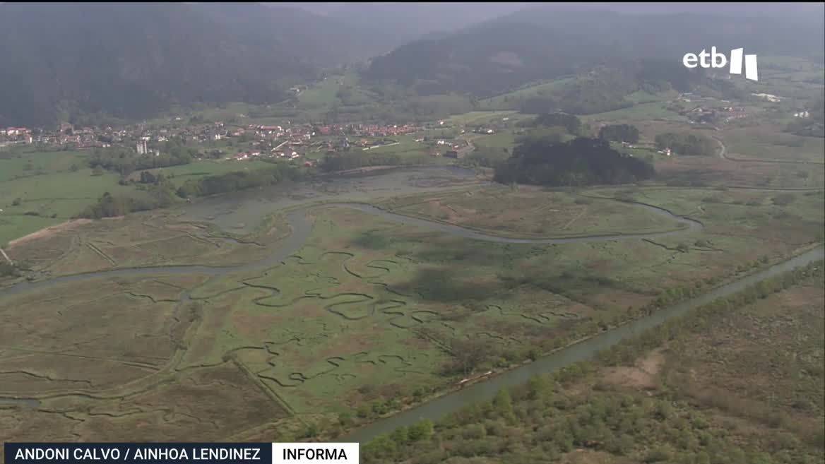 Las elevadas temperaturas y las escasas lluvias han dejado las cuencas de las que toman el agua Busturialdea y Lea-Artibai en una situación "deficitaria"; por eso, el Consorcio de Aguas Bilbao Bizkaia pide limitar el consumo no esencial de agua.