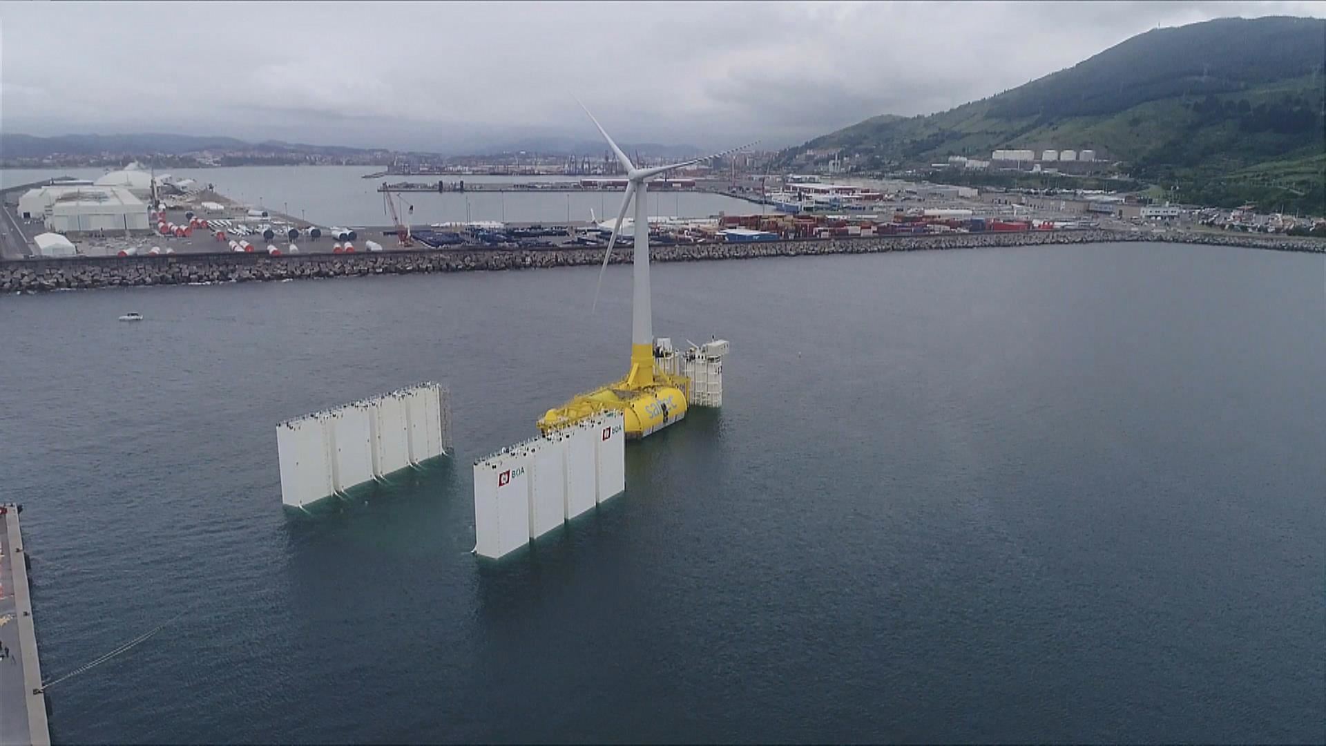 La plataforma flotante, durante su botadura.