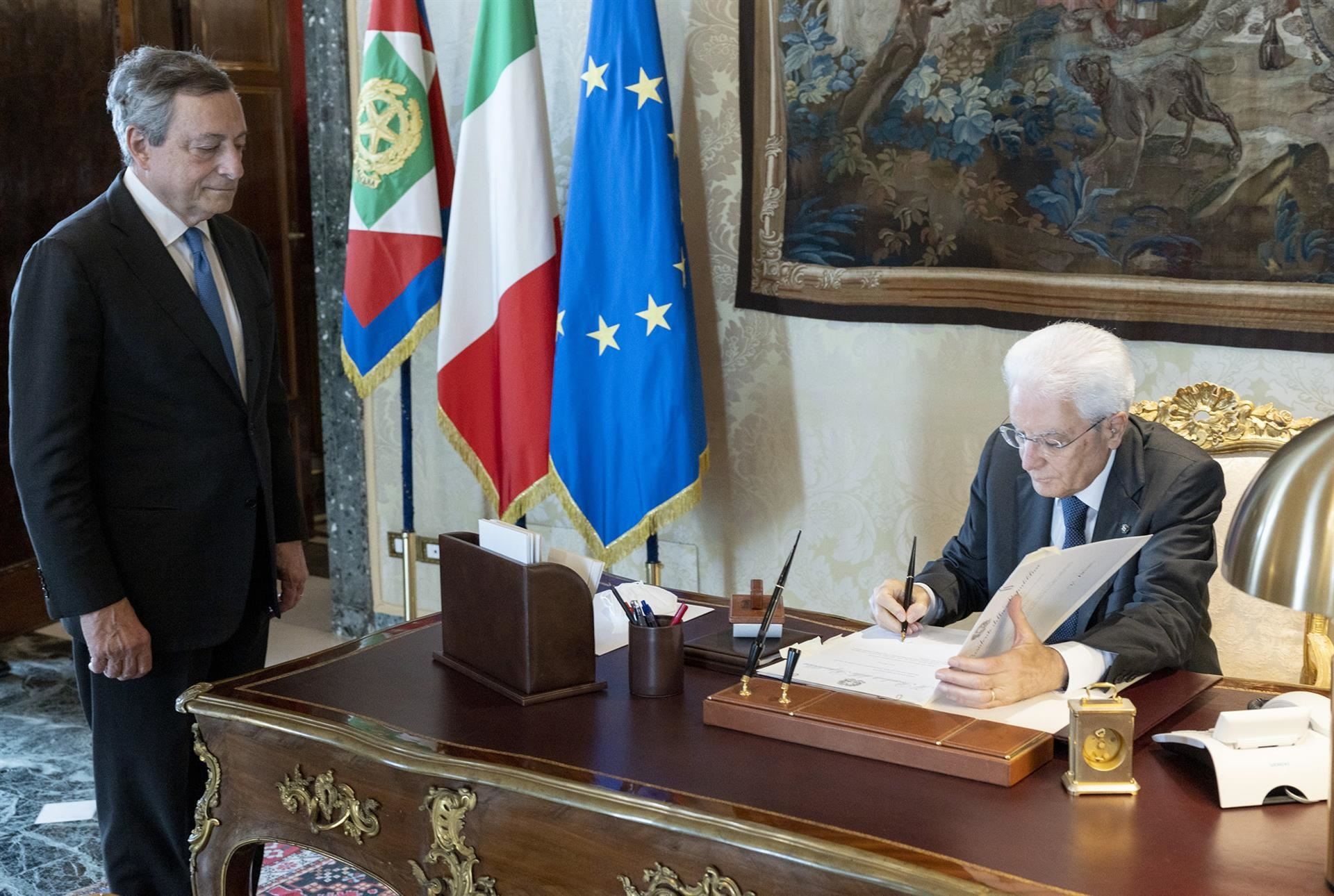 Mario Draghi y Sergio Mattarella. Foto: EFE