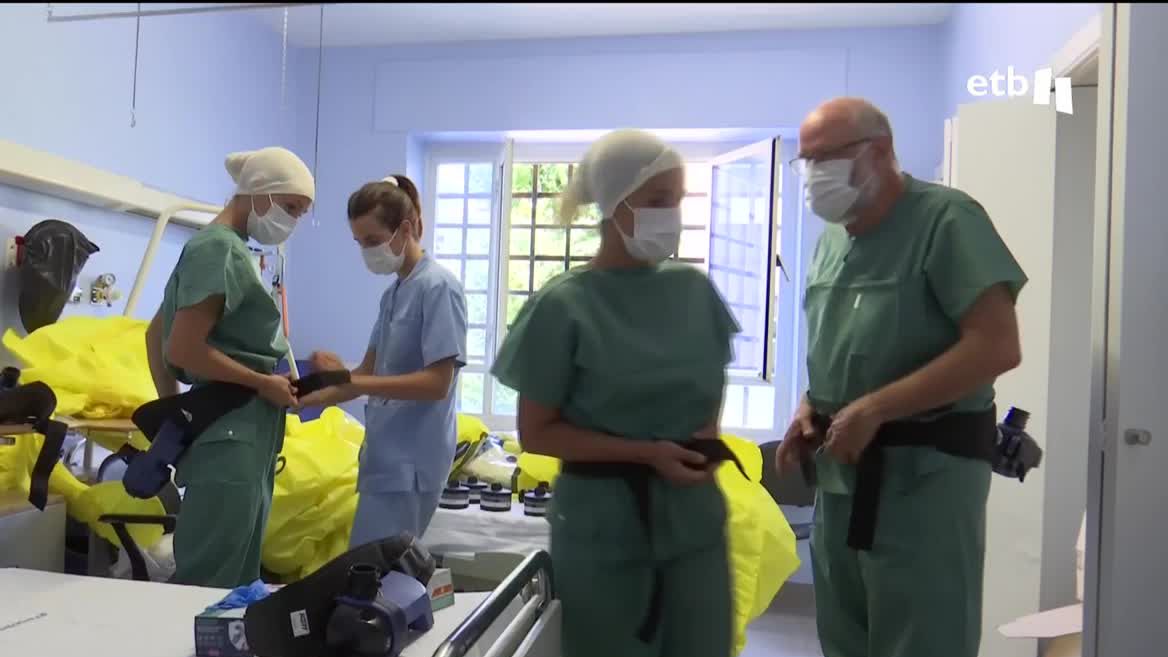 Se trata de una enfermedad muy contagiosa, que se contrae por la picadura de una garrapata infectada. Lo habitual es que no presente síntomas, pero, en caso de agravarse, tiene una letalidad muy grande.