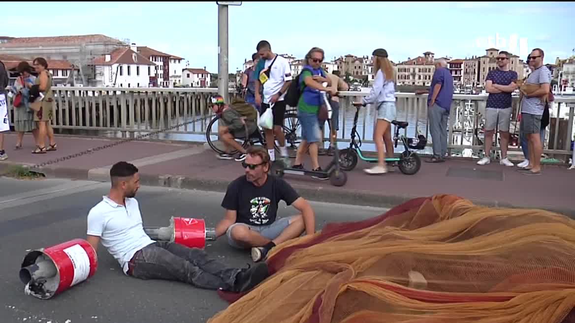 Convocados por los Artesanos por la Paz y Bake Bidea, han llevado a cabo diversas acciones durante la mañana de este sábado bloqueando varias carreteras, aeropuertos, vías férreas e infraestructuras. Con ello, han querido reivindicar la libertad de los presos de ETA Jakes Esnal y Ion Parot, que llev