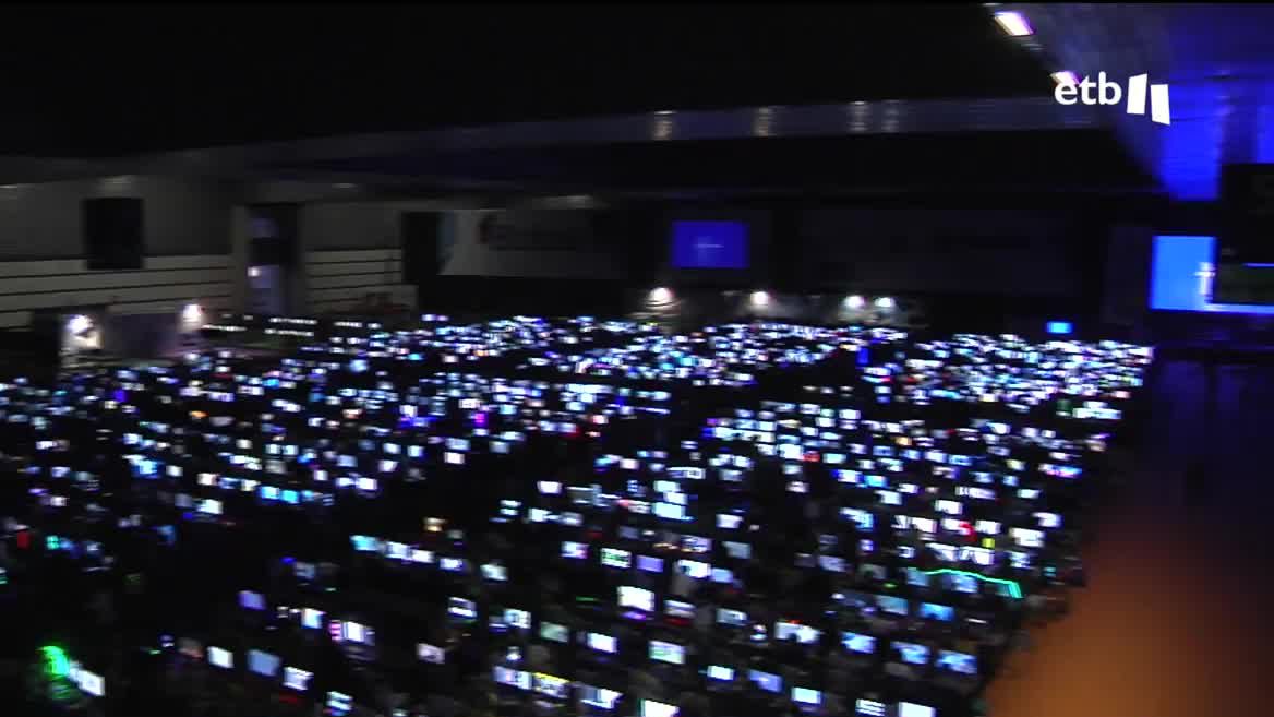 En el BEC de Barakaldo, la Euskal Encounter ha abierto las puertas en su segunda jornada. Son 5000 personas disfrutando frente a sus ordenadores con videojuegos y con los últimos avances tecnológicos. Durante el fin de semana, podrán disfrutar de decenas de actividades.
