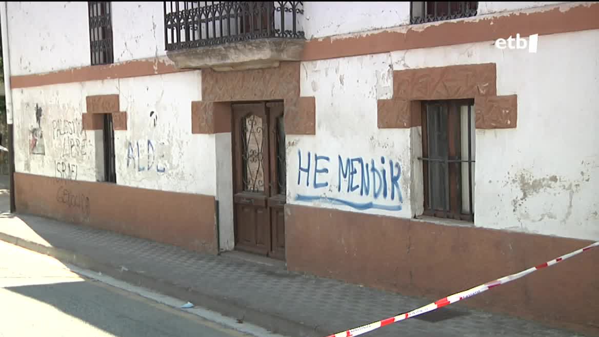Erasoa 07:35ean jazo da, herriko Kale Nagusian. Dirudienez, borroka bat izan da eta, horren ondorioz, 31 urteko gizonezko bat arma zuriz larri zauritu dute. Altsasuko mediku-talde batek artatu du gizona eta, geroago, Nafarroako Ospitalera eraman dute. Foruzaingoak 19 urteko gazte bat atxilotu du.