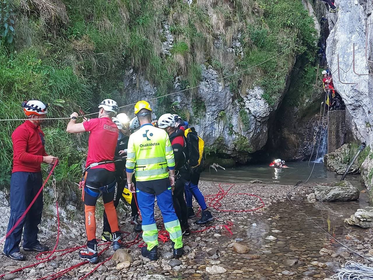 Imagen del rescate en la cueva de La Leze, en Álava. Foto: Sos Deiak