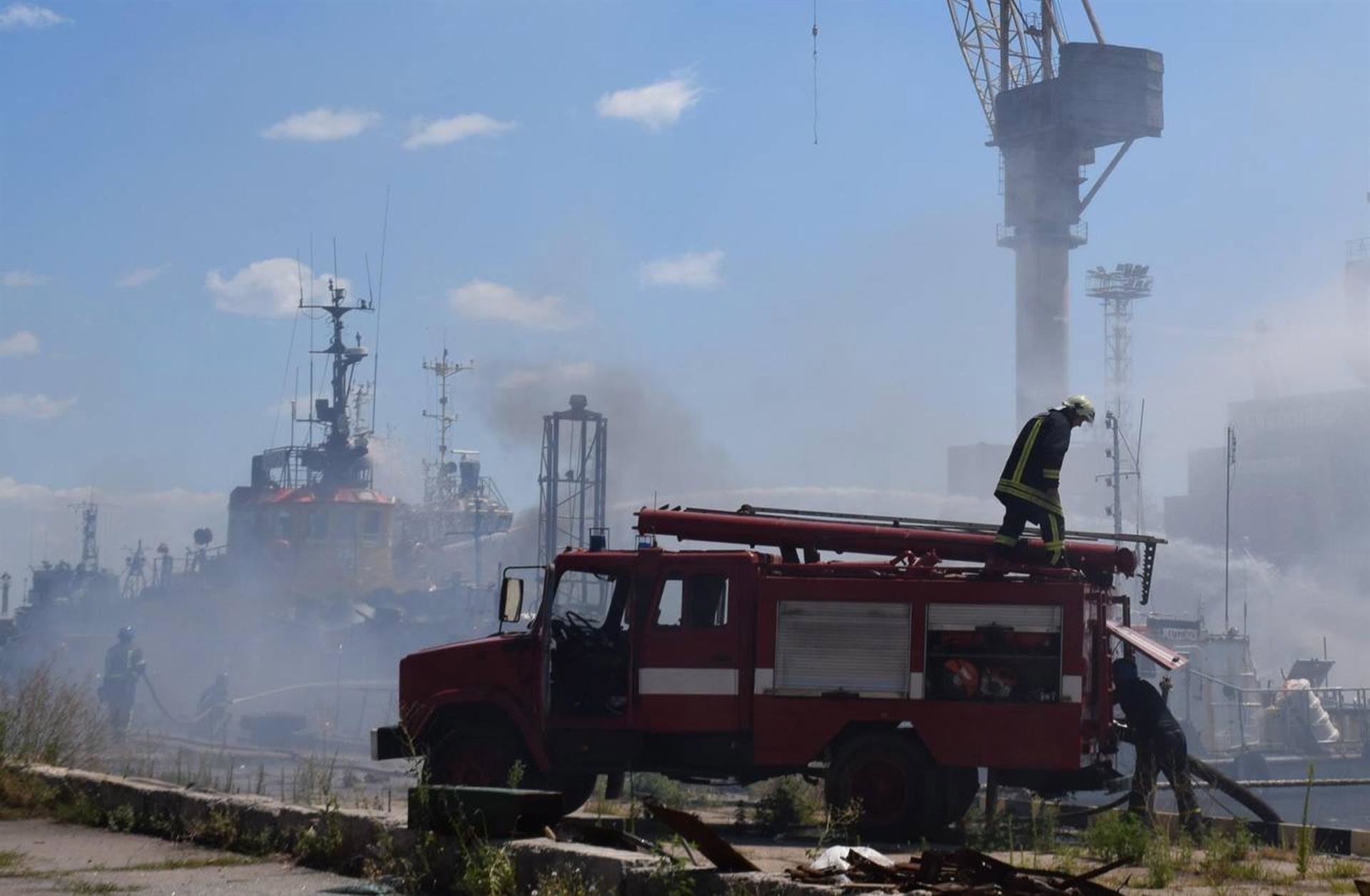 Bomberos trabajan para apagar un incendio en el puerto marítimo de Odesa ayer