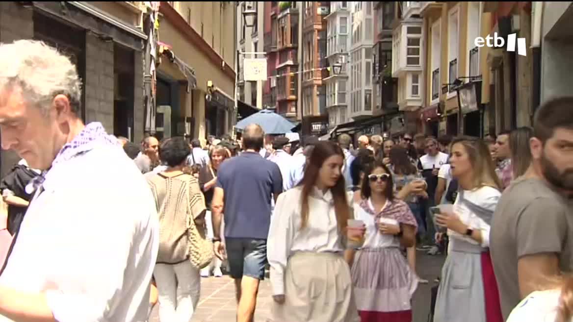 Son tres jóvenes de 21, 22 y 25 años. Los hechos ocurrieron este domingo, en torno a las 21:30 horas, en la calle Cuchillería. El agente agredido, que recibió insultos y un puñetazo, se encontraba disfrutando de la víspera del Día de Santiago.
