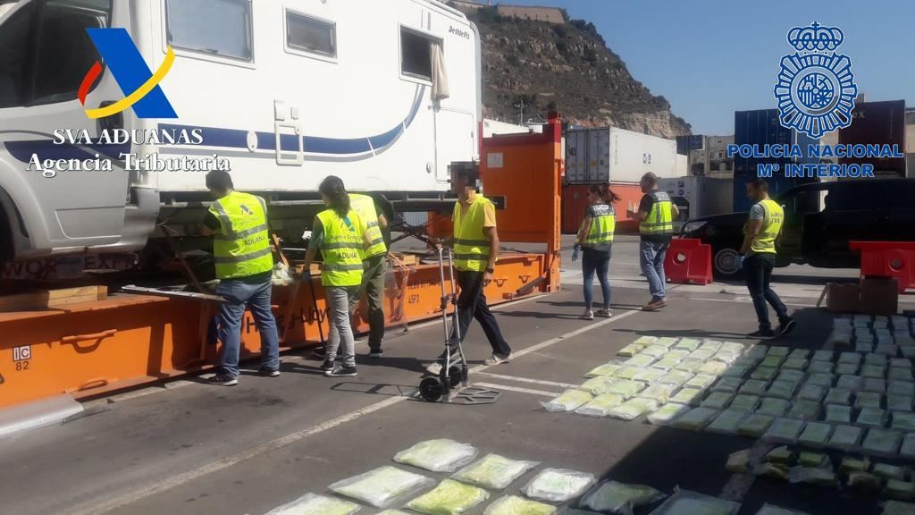 La autocaravana y la droga incautada en el puerto de Barcelona. Foto: EFE.