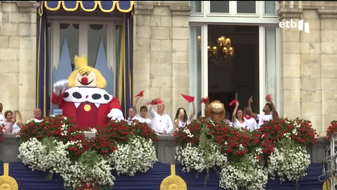 Baiona ya está inmersa en sus fiestas. Miles de personas abarrotaron la plaza del ayuntamiento para presenciar el despertar del rey León, tras el lanzamiento de las tres llaves de la ciudad. Hasta el domingo, esperan recibir un millón de visitantes, para los que se ha preparado un amplio programa.