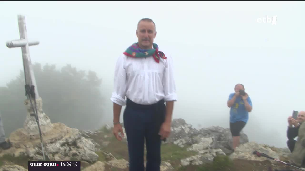 Urteurrena ospatzeaz gain, Erniozaleak kultur elkarteak 25 urte bete ondoren, ibilbidea amaitu du gau eta elkartea desegin egingo dute. Tontorrean izan da ETB haiekin.