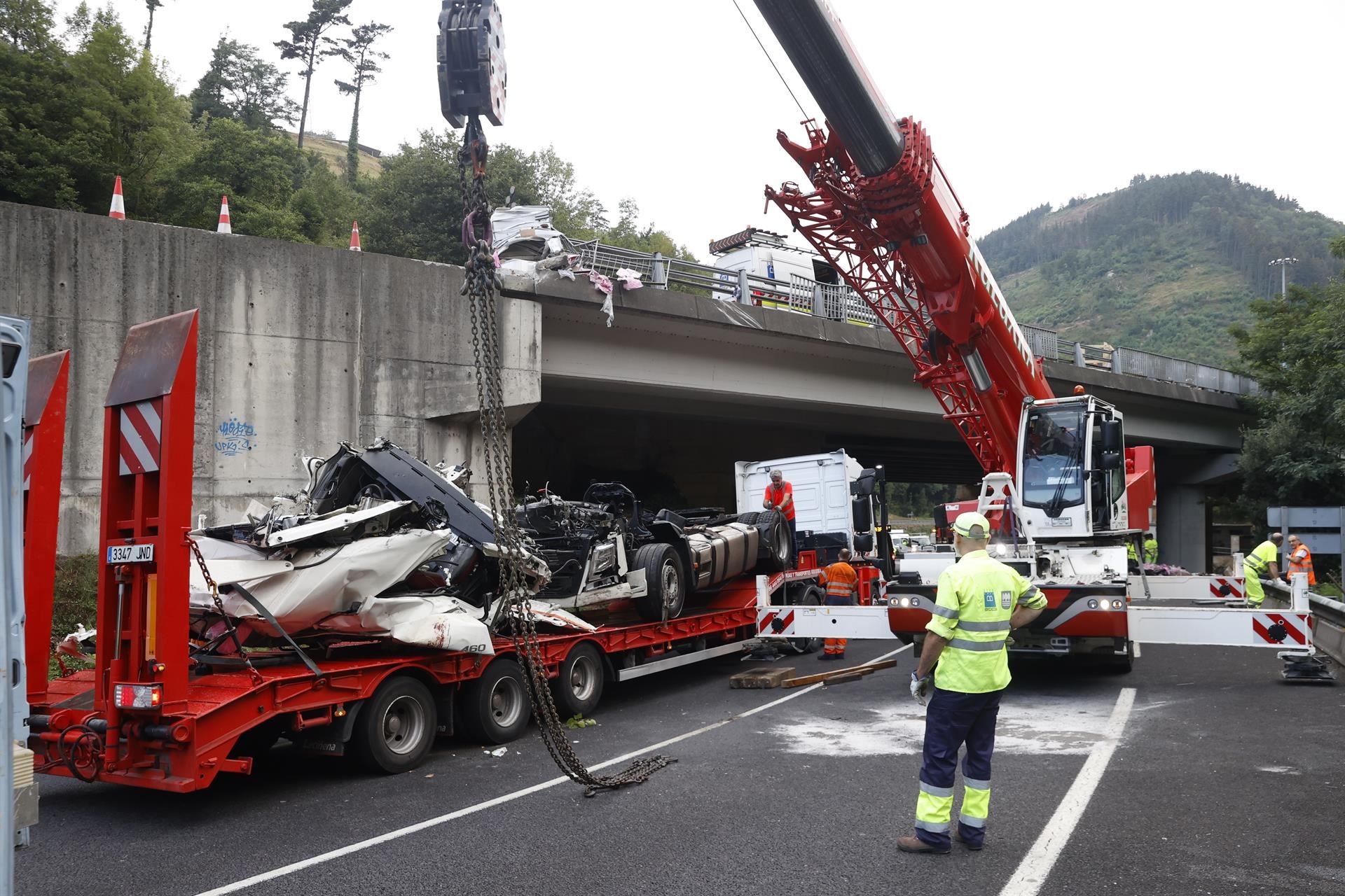 Operarios trabajan para retirar el camión siniestrado.