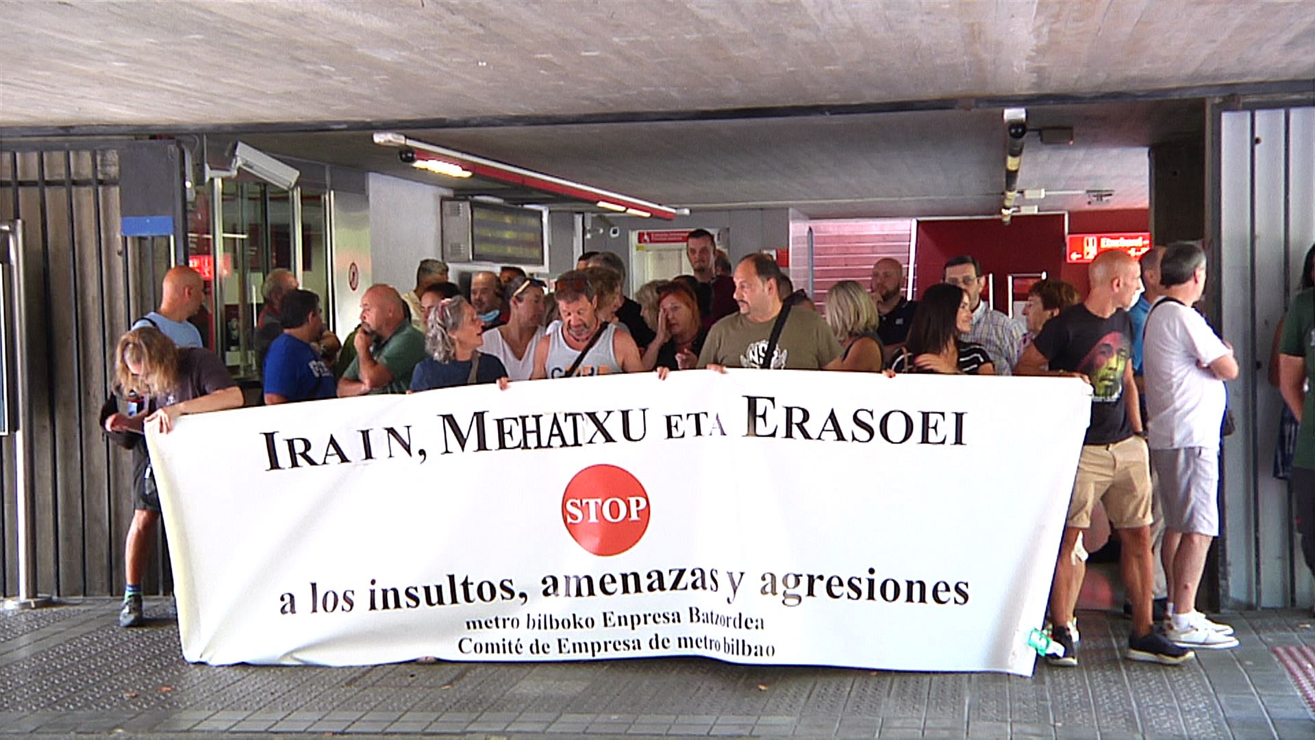 Bilboko metroko langileek protesta egin zuten atzo.