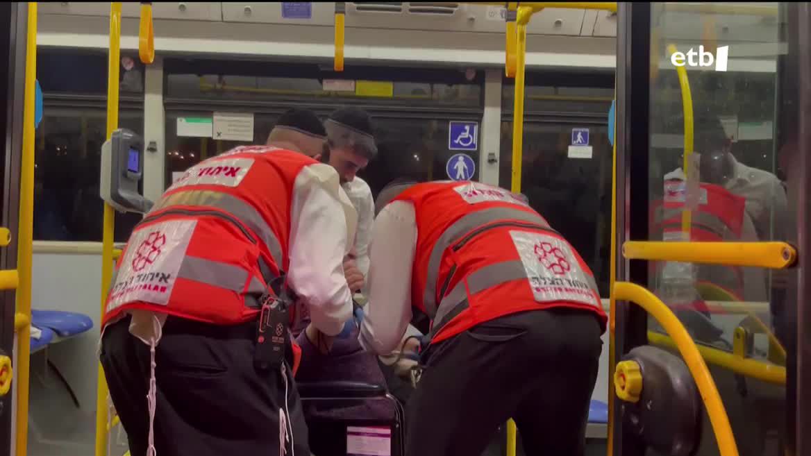 Goizaldean, gizon batek autobusean zihoazen fededunak tirokatu ditu. Zortzi zauritu dira, eta, horietatik, hiru larri daude ospitalean. Israelek eraso terroristatzat jo du gertatukoa, Hamasek, ordea, soldadu Israelek palestinarren kontra egunero egiten dituzten krimenen erantzuna baino ez dela dio.