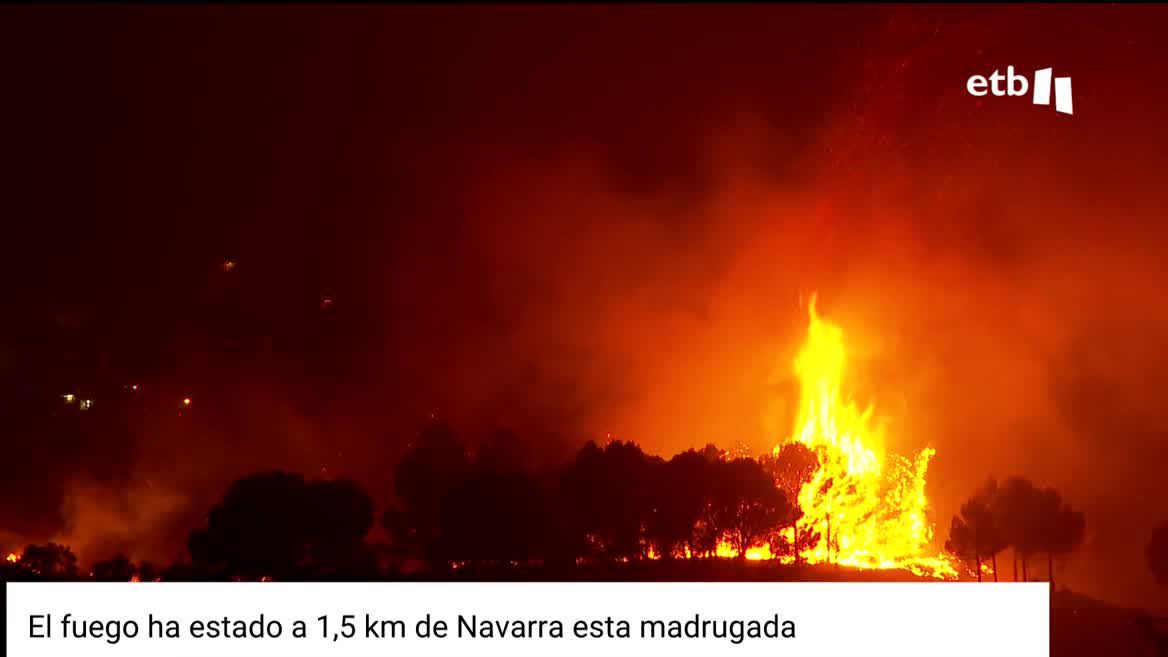 La situación es crítica, y las previsiones no son buenas, dado que el viento sopla con fuerza y lo hace, además, cambiando constantemente de dirección. El perímetro de las llamas es de unos 50 kilómetros.