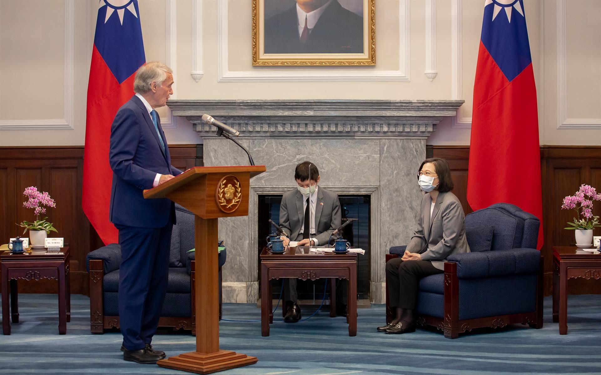 El congresista Ed Markey se dirige a la presidenta de Taiwan Tsai Ing-wen. EFE