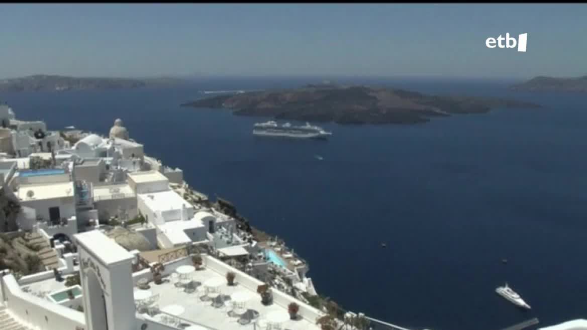 Turismo sektoreko profesionalek nabarmendu dute Santorini leku seguroa dela, eta, horregatik, harriduraz hartu dute beasaindar bati egin dioten erasoa. Profesional horietako batekin hitz egin dugu oporretan izan ditzakegun segurtasun arazoen inguruan.
