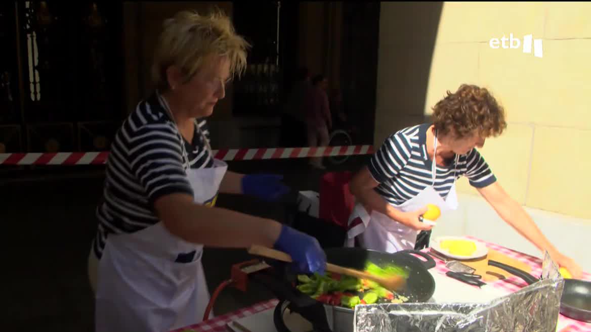 San Sebastián han empezado el día entre fogones, en busca del rey o la reina del Marmitako. Cocinando, comiendo o bailando, la cuestión es exprimir la fiesta hasta el final, y para ello habrá ocasión.