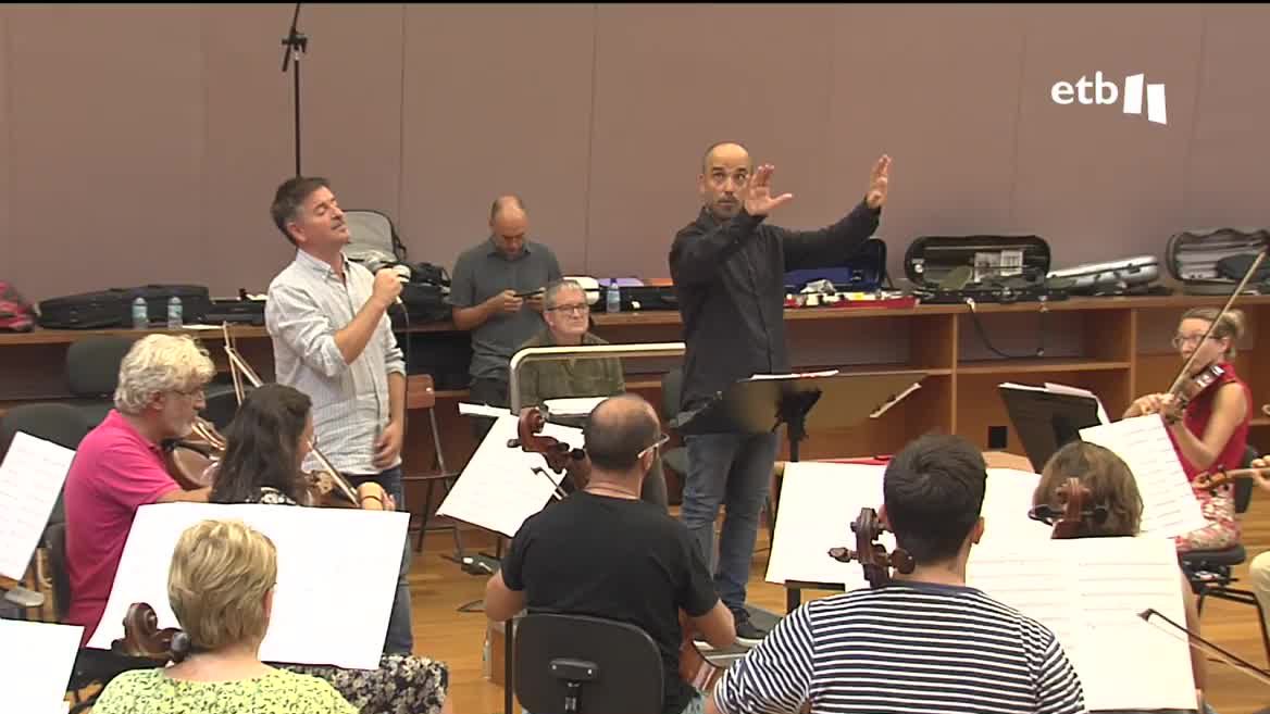 El cantautor zornoztarra y la BOS se han juntado para celebrar sus respectivos aniversarios. La unión recopila 14 de los 140 temas de Urdangarin adaptados para orquesta, incluyendo además una nueva canción escrita para la ocasión por Kirmen Uribe, que se presentará por primera vez en Abandoibarra.