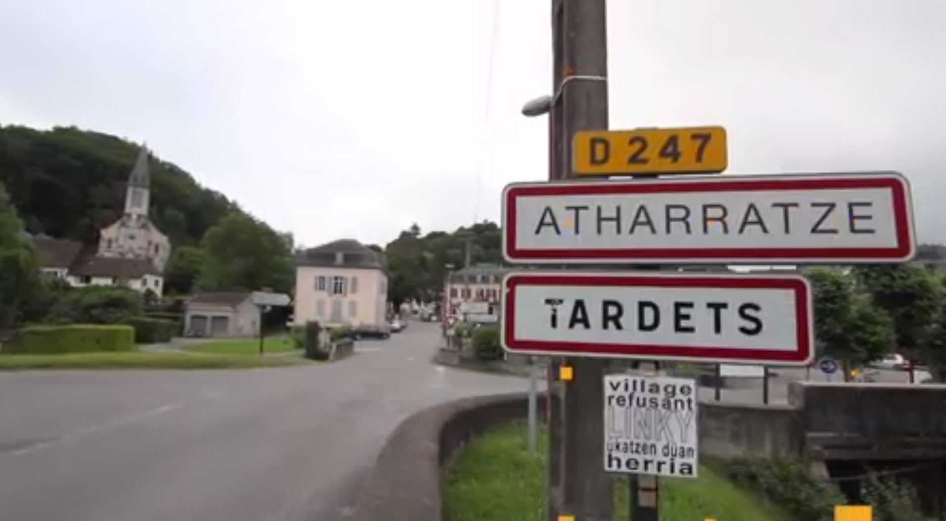 Atharratze sarrerako kartela, EITB Mediaren bideo batetik hartuta.
