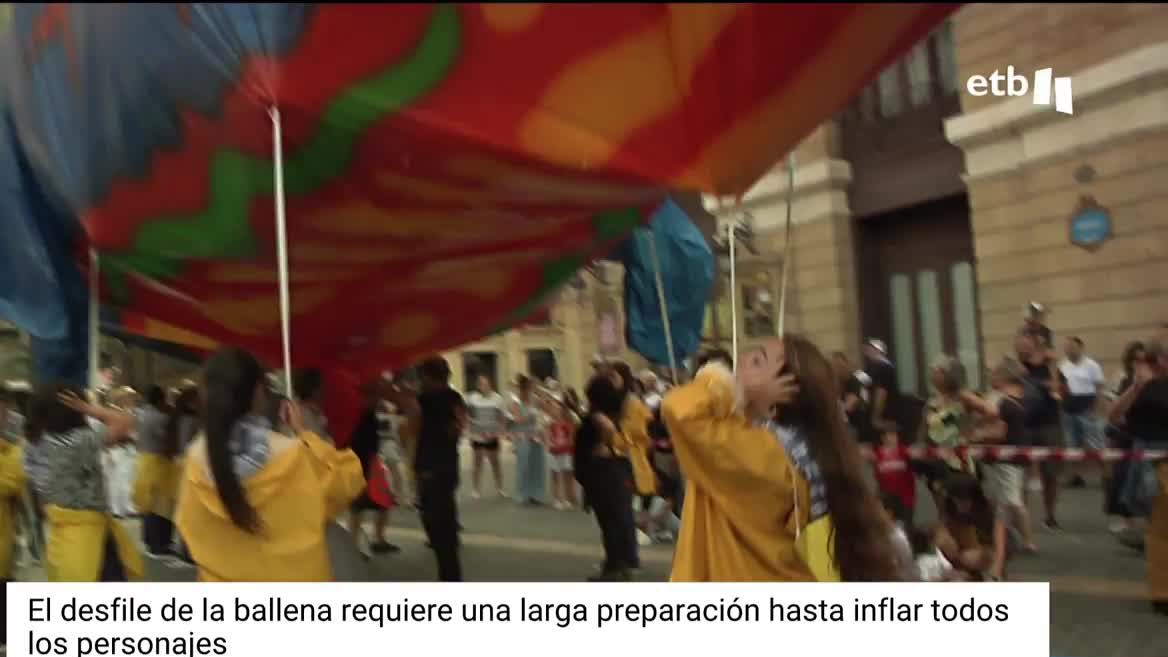Este domingo, como suele suceder cada vez que Baly y sus amigos se pasean por la capital vizcaína, los personajes participantes en el Desfile han contado con la compañía de muchas personas mientras se ponían a punto.