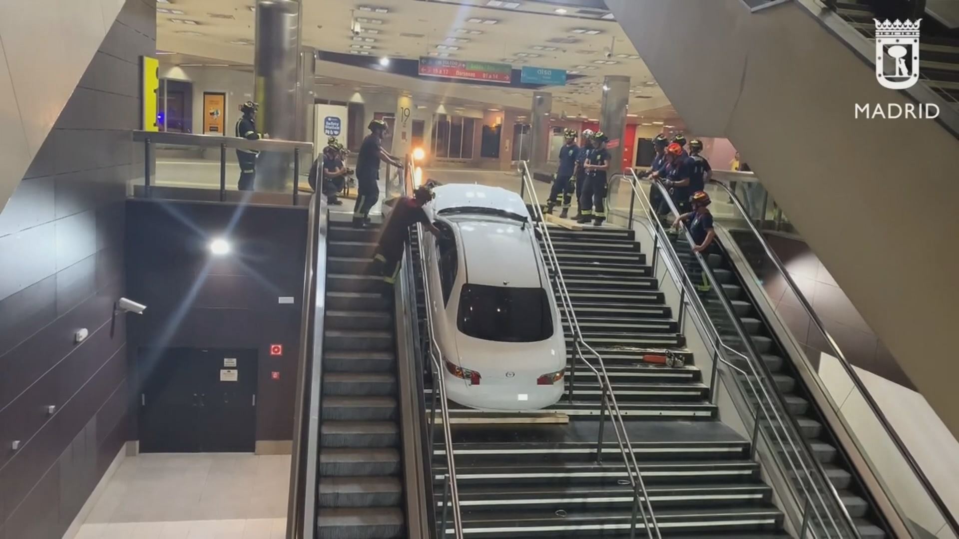 Istripua izan duen autoa. EFEren bideo batetik ateratako irudia.