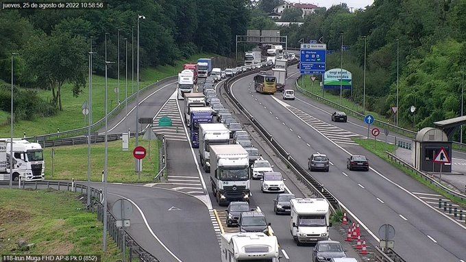 Situación del tráfico en la AP-8 en Irun, sentido Baiona