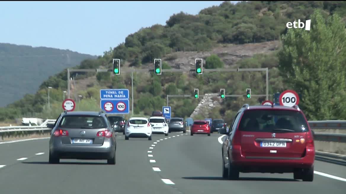 Hileko azken asteburua izanik, askori oporren amaiera iritsi zaie. Azken egunotan kilometro ugariko auto ilarak ikusi ditugu, eta asteburua ere korapilatsua izango dela aurreikusten da.