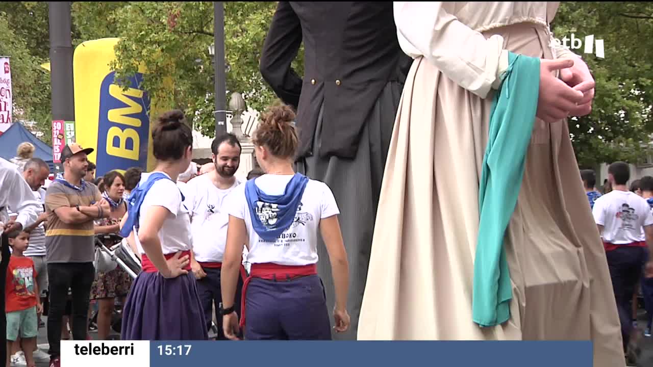 Garazi y Garbiñe han bailado desde pequeñas y han disfrutado de los gigantes como espectadoras. Este año han sido unas de las protagonistas y ETB ha estado con ellas. Hacer bailar a los gigantes no es tarea fácil, ya que pesan entre 40 y 50 kilos y alcanzan los 4,5 metros de altura.
