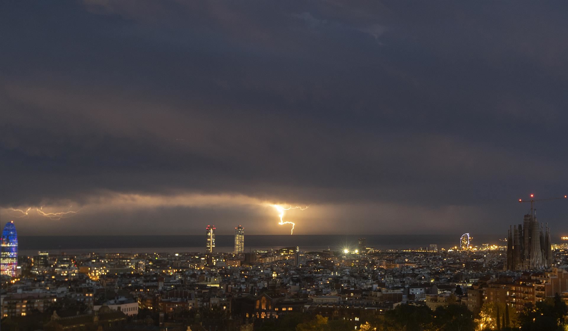Tormeta sobre Barcelona, este miércoles. EFE
