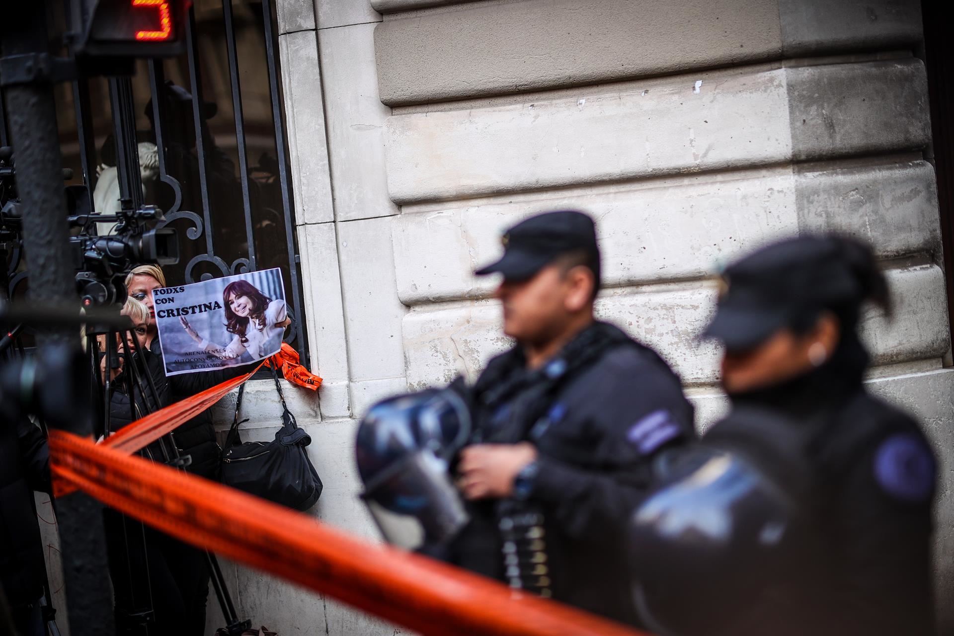 Simpatizantes, cerca de la residencia de Fernández.