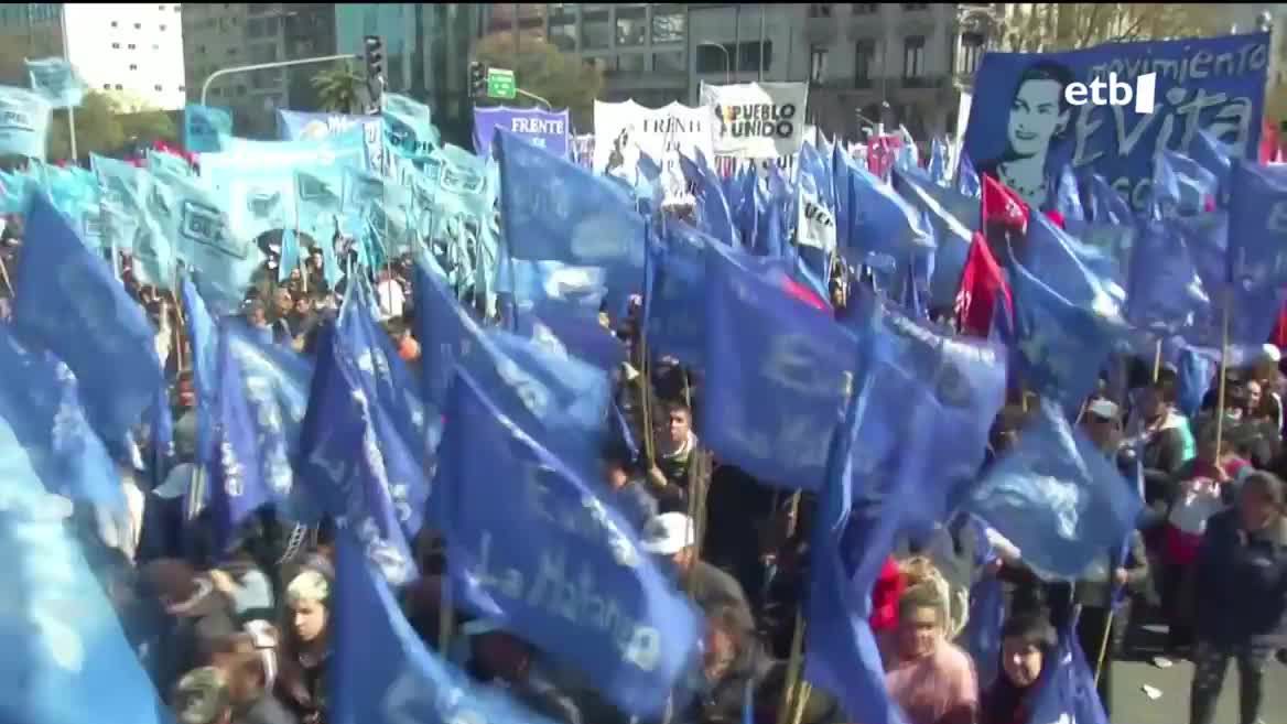 Argentinan, Cristina Fernandez de Kirchner publikoki agertu da gaur zaleak agurtzen, atzo hilketa saiakera bat sufritu ostean. Ordutik hainbat eta hainbat mobilizazio izaten ari dira presidenteordeari babesa emateko. Horrez gain, Diputatuen Kongresuan saio berezi bat egin dute erasoa gaitzesteko.
